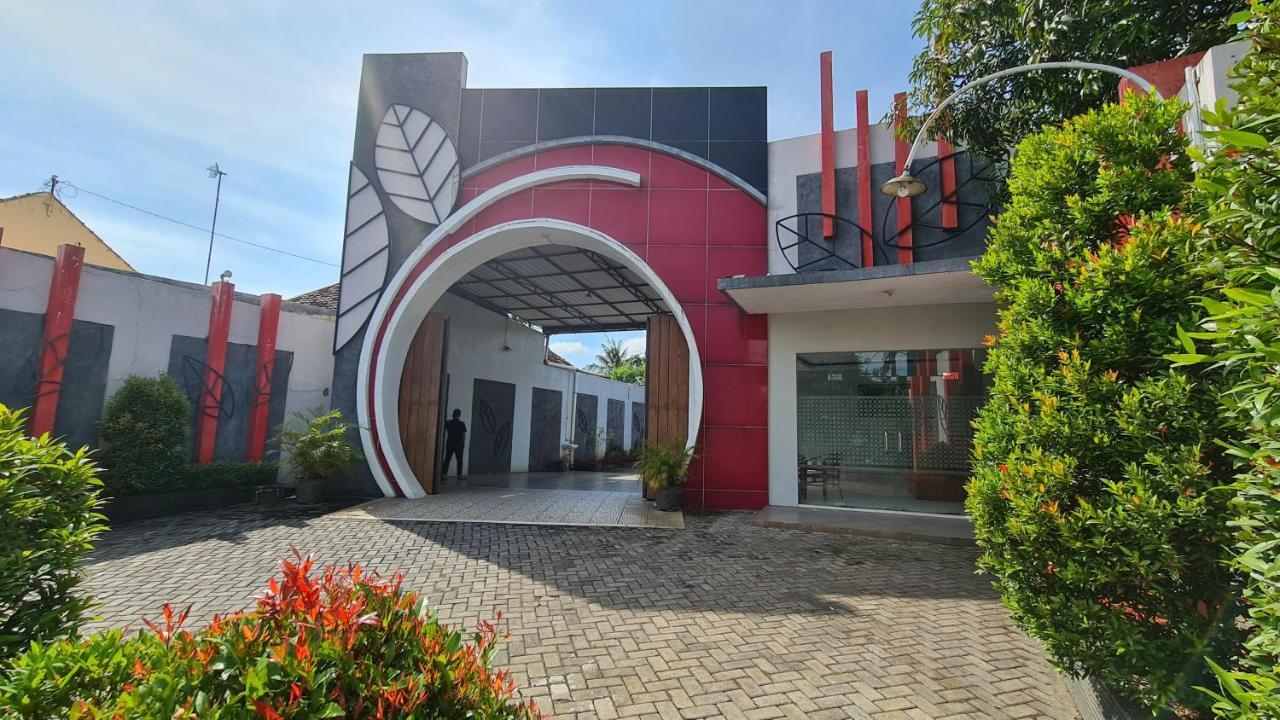 Oyo 90831 Hotel Gardenia Prambanan Yogyakarta Exterior photo