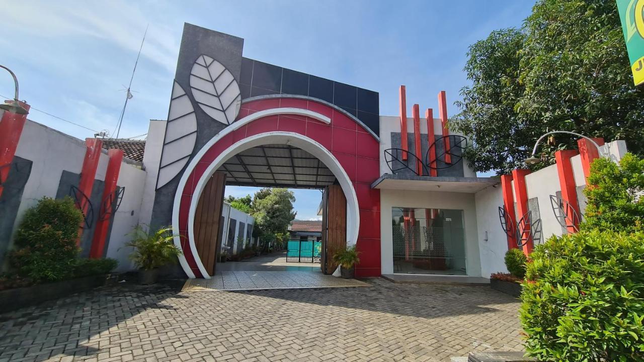 Oyo 90831 Hotel Gardenia Prambanan Yogyakarta Exterior photo